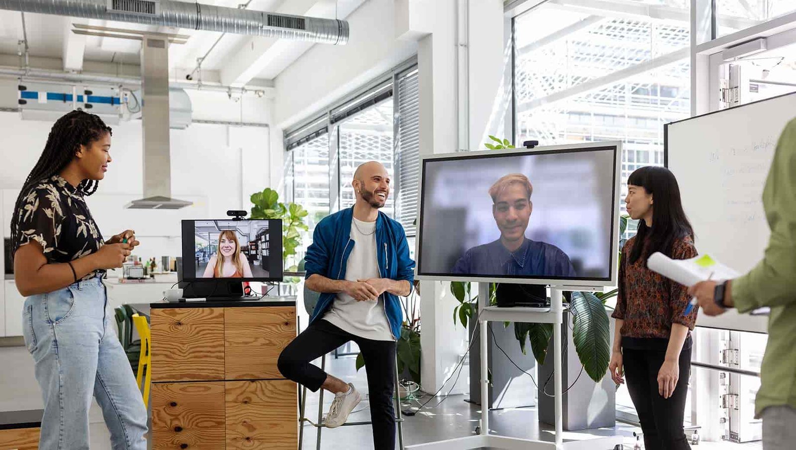 Embracing the Best of Both Worlds: Exploring the Advantages of Hybrid Work Setups