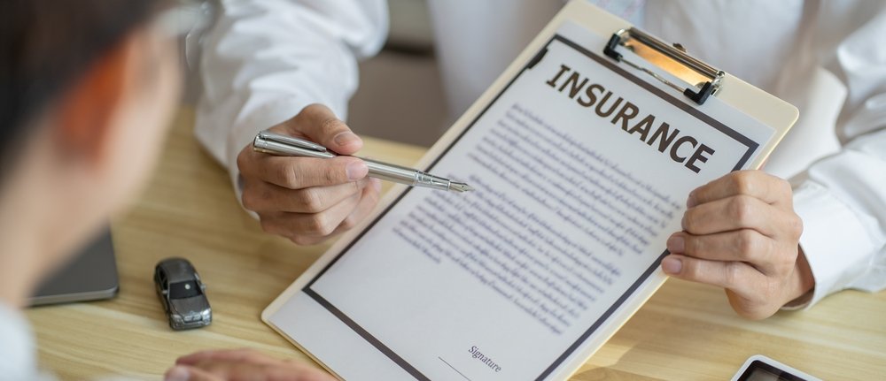 Remote Insurance Jobs: A picture showing a loss Adjuster Insurance Agent Inspecting Damaged Car. Sales manager giving advice application form document considering mortgage loan offer for car insurance. 